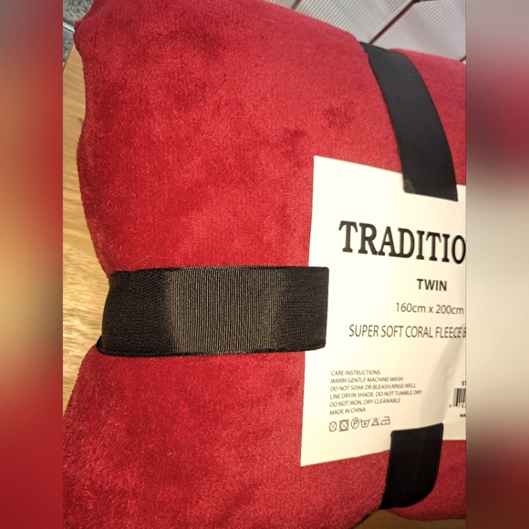 Traditional Twin Super Soft Fleece Plush Red Blanket - Picture 2 of 3